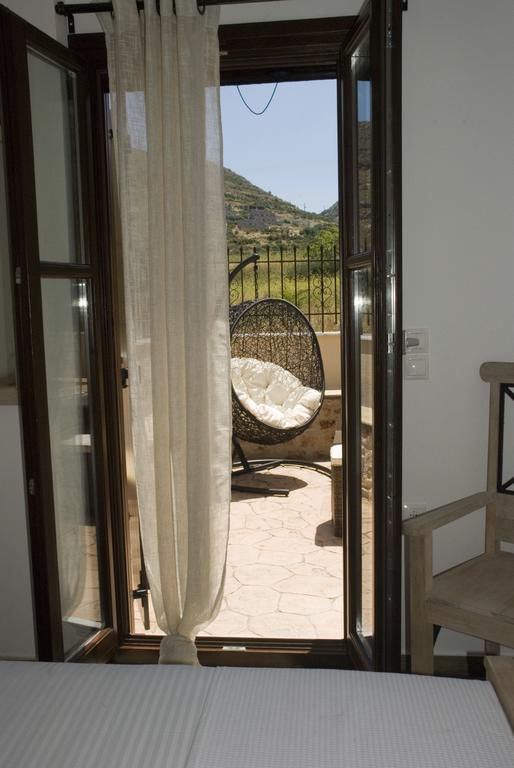 Elezar Appartement Néon Oítilon